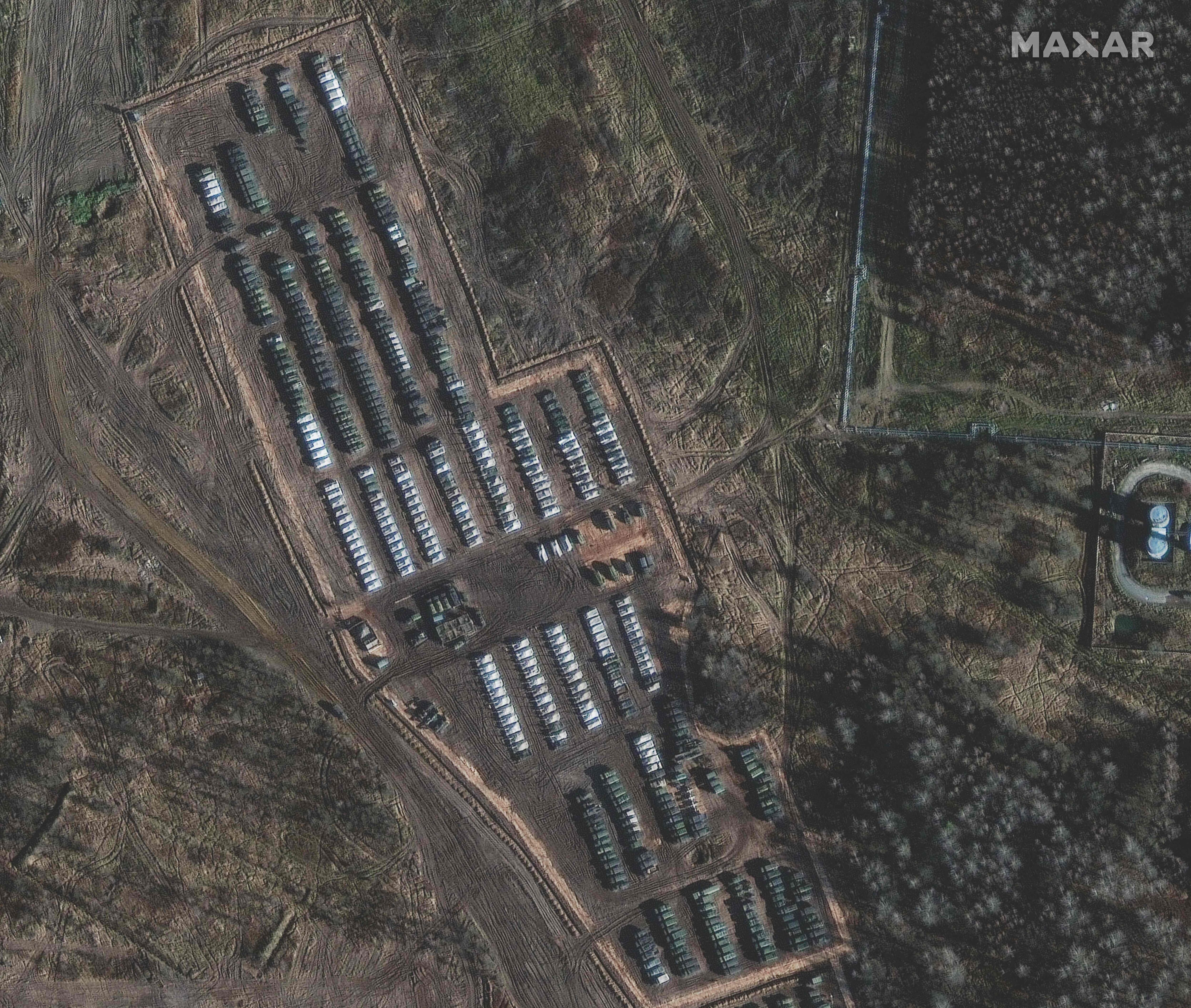 Imagen de satélite tomada el 10 de noviembre y distribuida por la consultora Maxar que muestra vehículos blindados rusos, personal armado y equipamiento en la región de Smolensk, fronteriza con Bielorrusia.