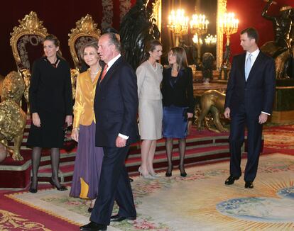 Los Reyes, junto a sus tres hijos y la princesa Letizia, en una recepción en el Palacio Real.