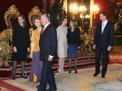 Los Reyes, junto a sus tres hijos y la princesa Letizia, en una recepción en el Palacio Real.