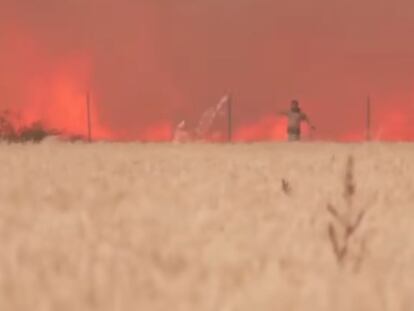 Ángel Martín sale de las llamas, el pasado 17 de julio, tras quedar su excavadora atrapada en el fuego, en Tábara, Zamora.