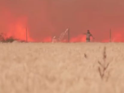 Ángel Martín sale de las llamas, el pasado 17 de julio, tras quedar su excavadora atrapada en el fuego, en Tábara, Zamora.