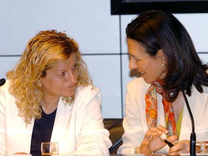 María Jesús Paredes (izquierda), representante de banca de CC OO, y Ana Patricia Botín, presidenta de Banesto.