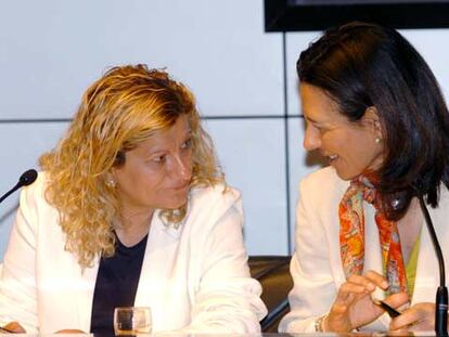 María Jesús Paredes (izquierda), representante de banca de CC OO, y Ana Patricia Botín, presidenta de Banesto.