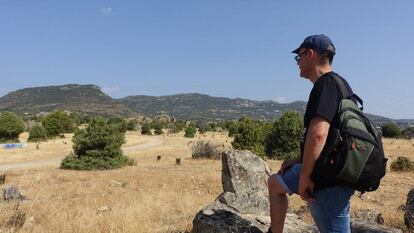 El escritor Javier Ramos, en el lugar donde estuvo el poblado del Oeste de Hoyo de Manzanares.