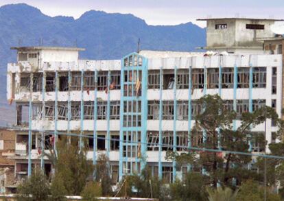 El edificio de la policía atacado por un grupo de insurgentes talibanes en la ciudad de Kandahar.