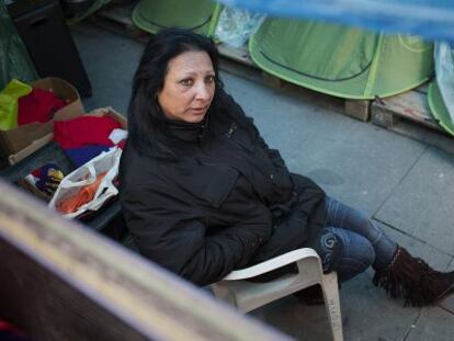 Toñi Rodríguez, este martes en la acampada junto a una sucursal de Ibercaja.