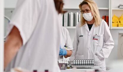 La doctora María Salinas, en el laboratorio del Hospital San Juan de Alicante.