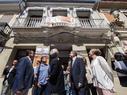 El edil Vicent Sarri&agrave;, el alcalde Joan Rib&oacute;, el presidente Ximo Puig y la consejera Mar&iacute;a Jos&eacute; Salvador visitan El Cabanyal.  