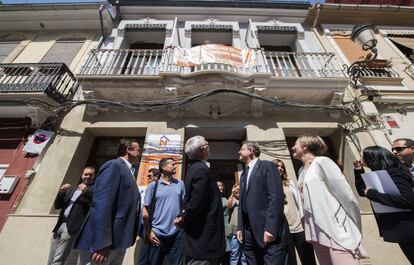 El edil Vicent Sarrià, el alcalde Joan Ribó, el presidente Ximo Puig y la consejera María José Salvador visitan El Cabanyal.