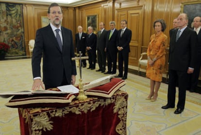 Mariano Rajoy jura su cargo de presidente del Gobierno ante los Reyes en el palacio de la Zarzuela.