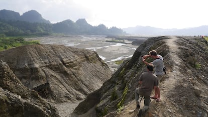 El equipo de grabación de 'Ophir' en la montaña Panguna, Papua Nueva Guinea, una de las zonas más afectadas por la extracción minera.