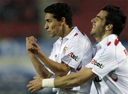 El centrocampista andaluz celebra su gol junto a Negredo, que resultó expulsado poco después