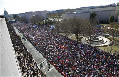 Miles de personas durante la protesta por las calles de Washington.