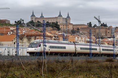 Tren saliendo de la estacin de Toledo, en el fondo, el casco histrico de Toledo.