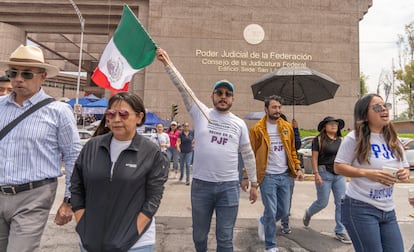 Trabajadores se manifiestan al exterior de la sede del Poder Judicial en San Lázaro.