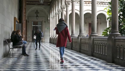 Alumnes passegen pel claustre de la Universitat de Barcelona (UB)