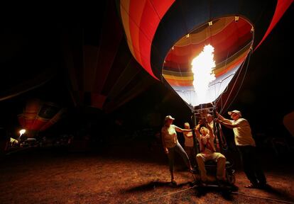 Un grupo de personas comprueban la llama de un globo aerostático en Terni (Italia).