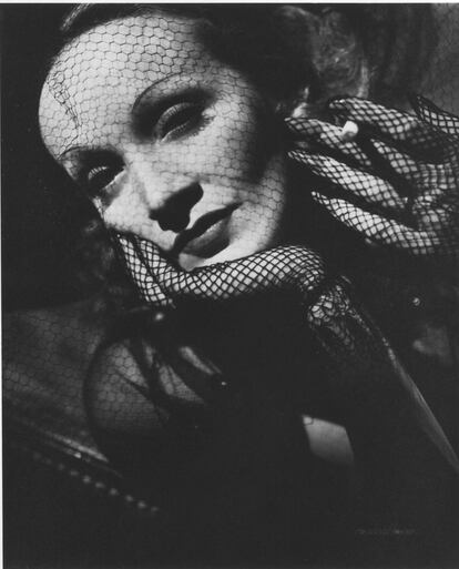 Marlene Dietrich en una fotografía publicitaria de la película 'De isla en isla' (Siete pecadores). Esta vez la actriz como la cantante y aventurera Bijou Blanche viajando por los Mares del Sur y emparejada a un joven John Wayne.