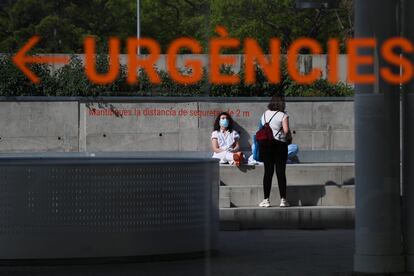 Dos trabajadoras del hospital del Mar en Barcelona durante una pausa.