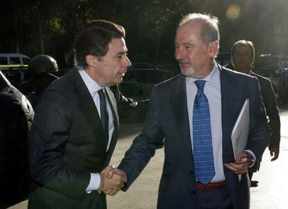 11 de noviembre de 2009. Ignacio Gonz&aacute;lez, vicepresidente de la Comunidad de Madrid, a la izquierda, y Rodrigo Rato, ex ministro de Econom&iacute;a, se saludan durante la inauguraci&oacute;n del primer Congreso de Comercio y Servicios de la Comunidad de Madrid. 