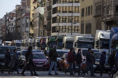 Más de 700 camiones del puerto han circulado esta mañana por el centro de Barcelona en protesta por el largo tiempo que deben esperar para cargar y descargar.