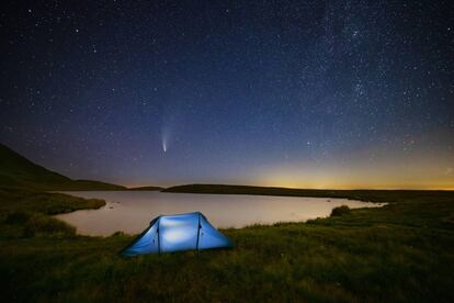 Acampada bajo el cielo estrellado de Galloway Forest Park, en Escocia.