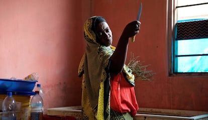 La aprendiz de curandera Salama sostiene un cuchillo utilizado para cortar hierbas medicinales en la clínica de Bi Mwanahija Mzee en Zanzibar, Tanzania, el 31 de enero de 2019.