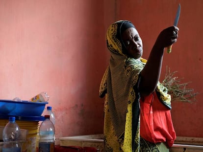 La aprendiz de curandera Salama sostiene un cuchillo utilizado para cortar hierbas medicinales en la clínica de Bi Mwanahija Mzee en Zanzibar, Tanzania, el 31 de enero de 2019.