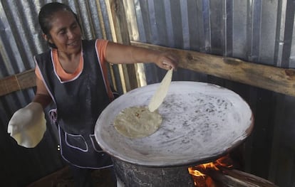 Una mujer hace tortillas en San Pablo Etla (Oaxaca).