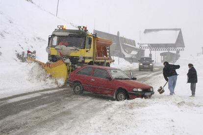 El tráfico de vehículos de mercancías peligrosas, transportes especiales y,  durante algunos tramos horarios, de los camiones de masa máxima autorizada de más de 7.500 kg, quedan restringidas este puente. La foto fue tomada en la localidad oscense de Sallent de Gállego.