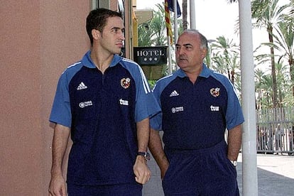 Iñaki Sáez (d), entrenador de la selección española de fútbol, y el jugador del Real Madrid, Raúl González (i), paseando por las inmediaciones del hotel de concentración en la ciudad de Elche (Alicante). España se enfrentó en 2003 a la selección de Ucrania en partido correspondiente a la fase de clasificación para la Eurocopa de Portugal.