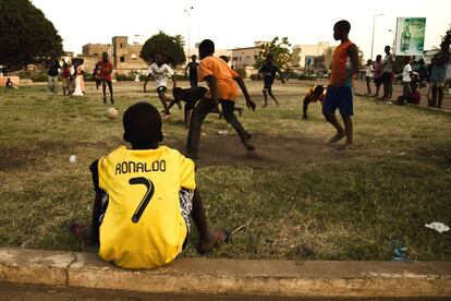 Un niño maliense con el dorsal de Ronaldo ve jugar a sus compañeros en el barrio del Hippodrome.