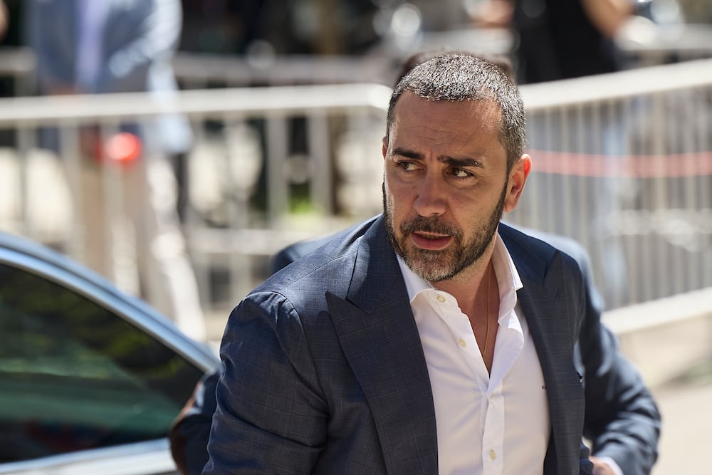 El empresario Víctor de Aldama, a su llegada al Tribunal Supremo, a 15 de abril de 2026, en Madrid (España). Los acusados se sientan desde el pasado 7 de abril en el banquillo del Tribunal Supremo por presuntas irregularidades en los contratos de mascarillas adjudicados desde el Ministerio de Transportes durante la pandemia. Tanto Ábalos como Koldo se encuentran en prisión provisional desde el pasado 27 de noviembre y se declaran inocentes, asegurando en sus escritos de defensa que no cometieron ningún delito, sin embargo, Anticorrupción alega que Ábalos, Koldo y Aldama "convinieron" aprovecharse del cargo del entonces ministro -desde junio de 2018- para "favorecer", "a cambio del correspondiente beneficio económico" de los tres, la contratación con la Administración "en cuantas ocasiones hubiera oportunidad, por empresas cuyos intereses captaría y promovería" el empresario.
15 ABRIL 2026
Jesús Hellín   / Europa Press
15/04/2026