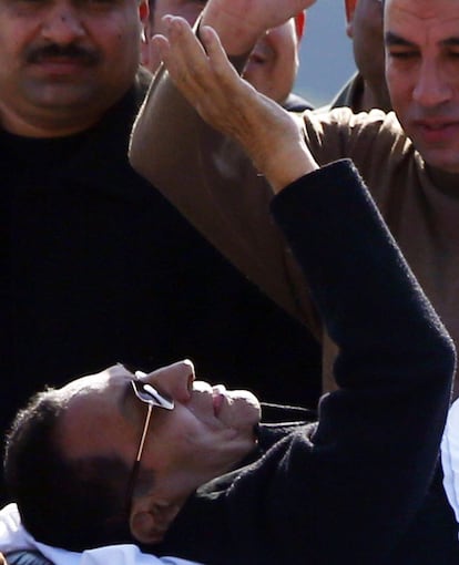 Mubarak, de 86 años, fue trasladado en helicóptero al tribunal desde una clínica militar del barrio cairota de Maadi, donde cumple una condena de tres años de cárcel por malversación de fondos públicos dictada el pasado mayo. Una vez más, el ex dictador entró en silla de ruedas en la jaula de los acusados luciendo sus habituales gafas de sol.