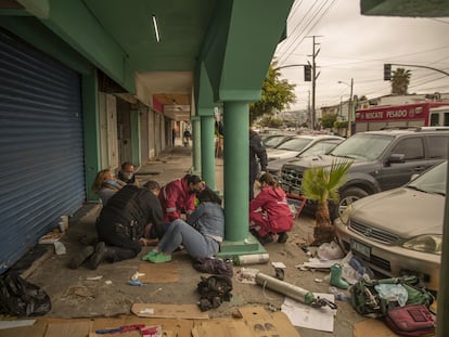 Paramédicos atienden un caso de sobredosis de fentanilo, en Tijuana (Baja California), en junio de este año.