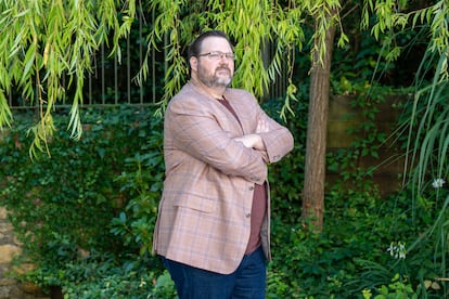 El escritor estadounidense Brandon Sanderson posa en Avilés durante su visita al festival Celsius 232.