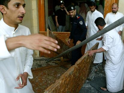 Miembros de seguridad investigan en el interior de la mezquita de Kuwait tras el atentado terrorista que ha dejado más de 25 muertos.