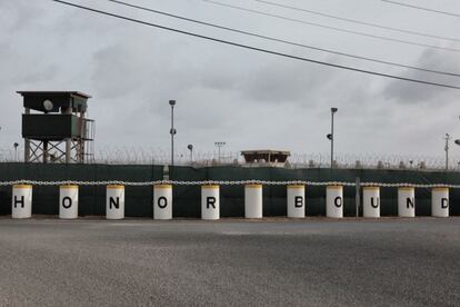 O exterior do Campo Delta com um lema visto em toda a base de Guantánamo: ‘Honor bound’ (‘obrigação de honra’). O Delta foi um campo com celas nos primeiros anos da penitenciária. Hoje, abriga um centro médico e vários edifícios administrativos.