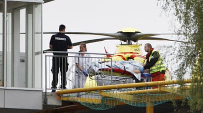 Uno de los heridos en el campamento llega en helicóptero al hospital de Oslo