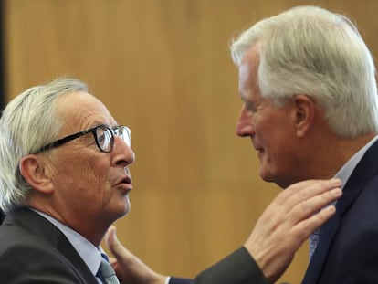 El negociador de la UE, Michel Barnier, junto a Jean-Claude Juncker.