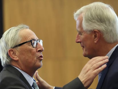 El negociador de la UE, Michel Barnier, junto a Jean-Claude Juncker.