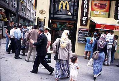 Una imagen de una calle comercial del centro de Estambul.