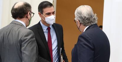 Ignacio Sánchez Galán (Iberdrola), Pedro Sánchez y José Bogas (Endesa), en una reciente reunión, en Moncloa.