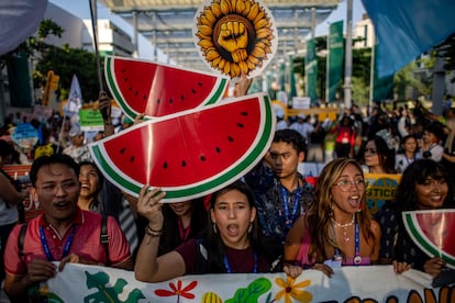 Activistas participan en una protesta el 9 de diciembre en Dubái.