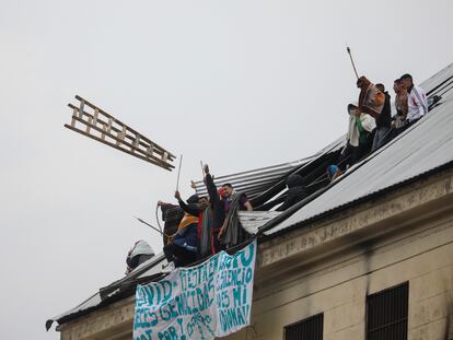 Un grupo de presos amotinados arroja una escalera desde el techo de la cárcel federal de Devoto, en la ciudad de Buenos Aires, el 24 de abril.