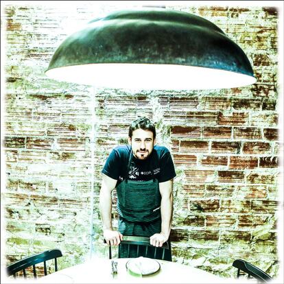 Javier Est&eacute;vez en su restaurante La Tasquer&iacute;a antes de comenzar el servicio.