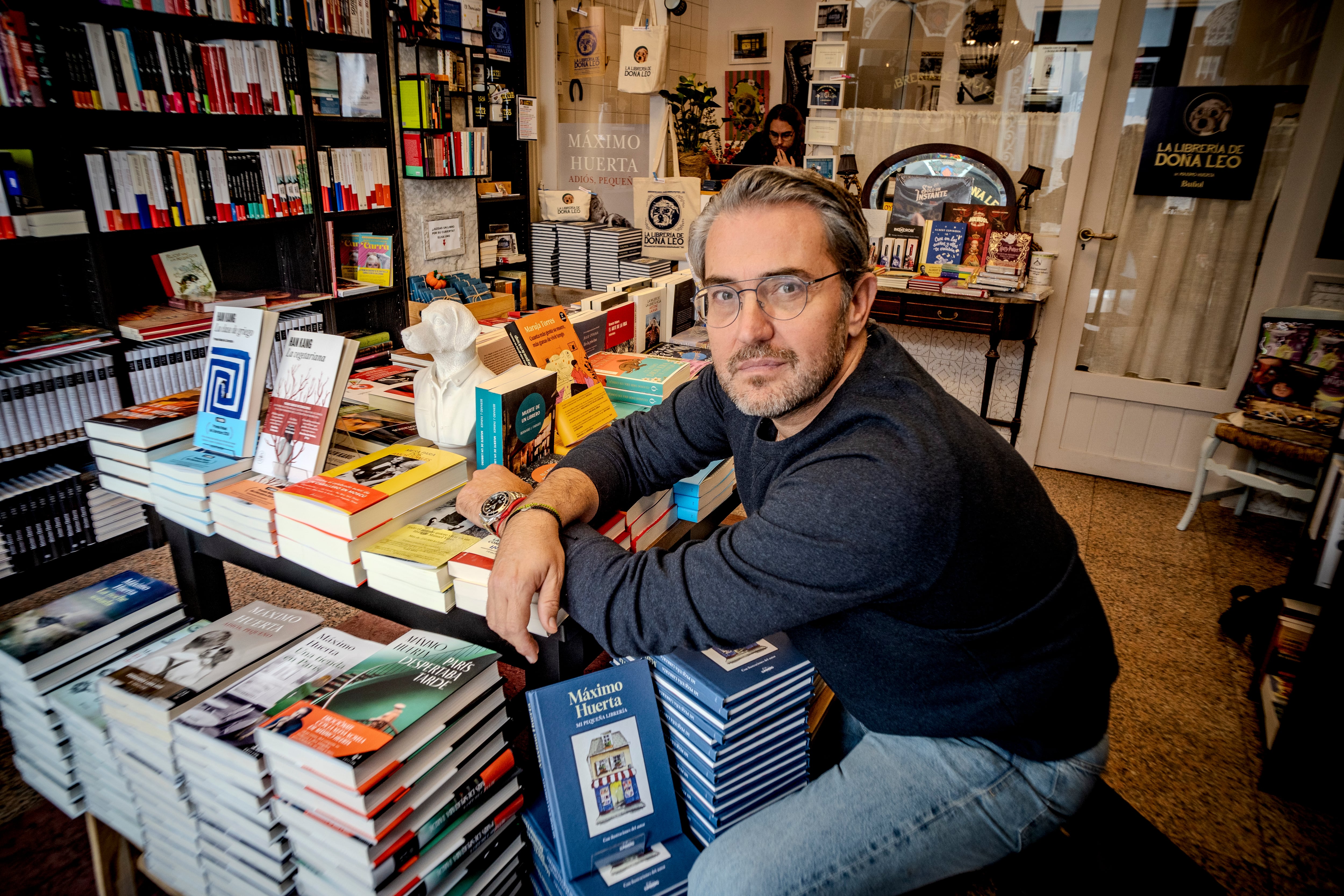 Huerta en su librería de Buñol, que da empleo a dos personas, aparte de a él mismo.