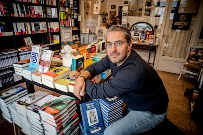 Huerta en su librería de Buñol, que da empleo a dos personas, aparte de a él mismo.