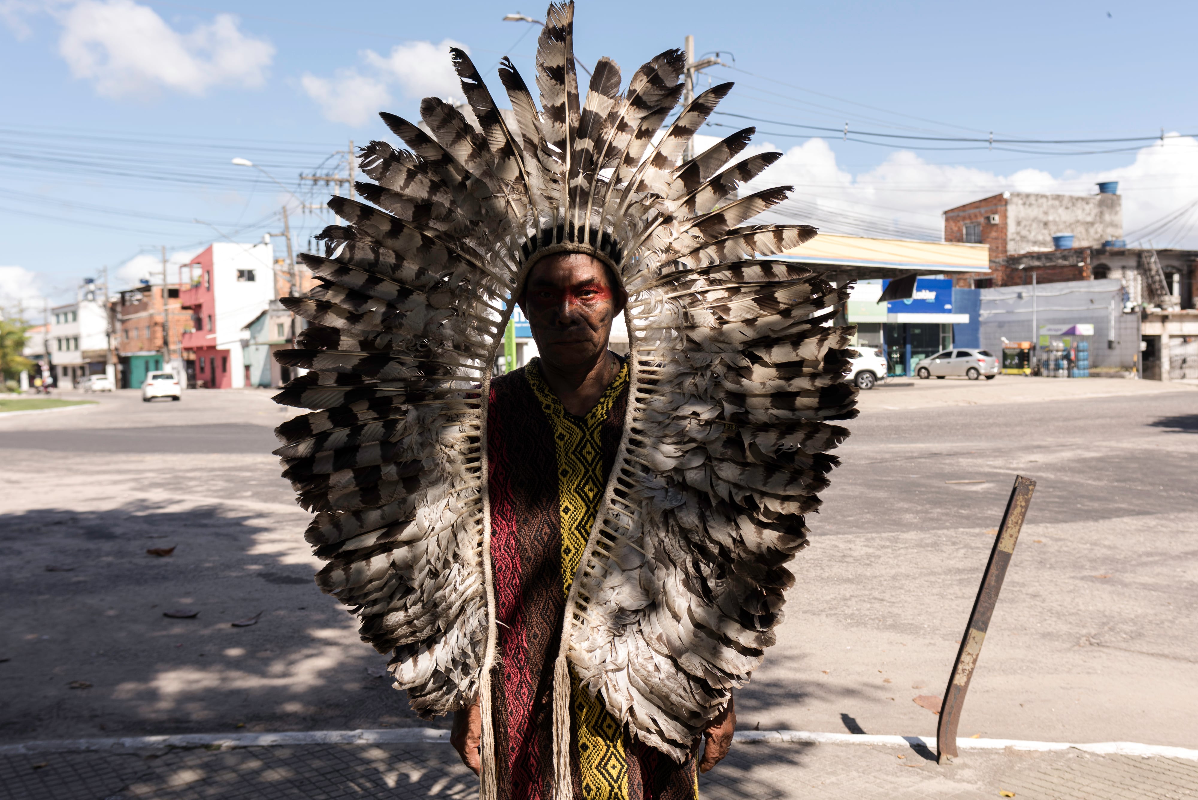 Ninahua Huni Kuin, un indígena llegado desde Acre a la cumbre climática para reclamar la demarcación de sus tierras, posa con su cocar, camino de un acto público, el 8 de noviembre de 2025.