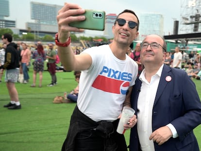 Miquel Iceta haciéndose una foto en el Primavera Sound de Barcelona.